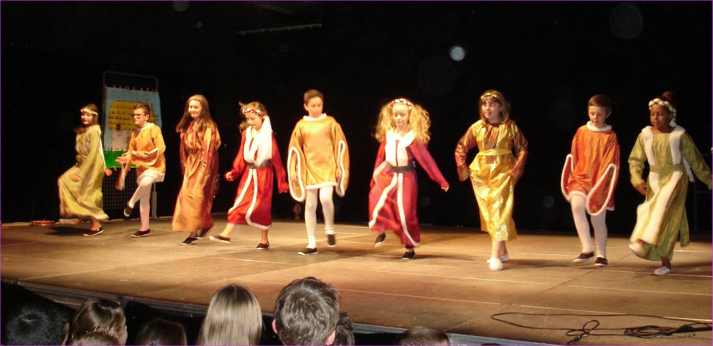 Danses mdivales costumes -Les Croisades (CM1-CM2)