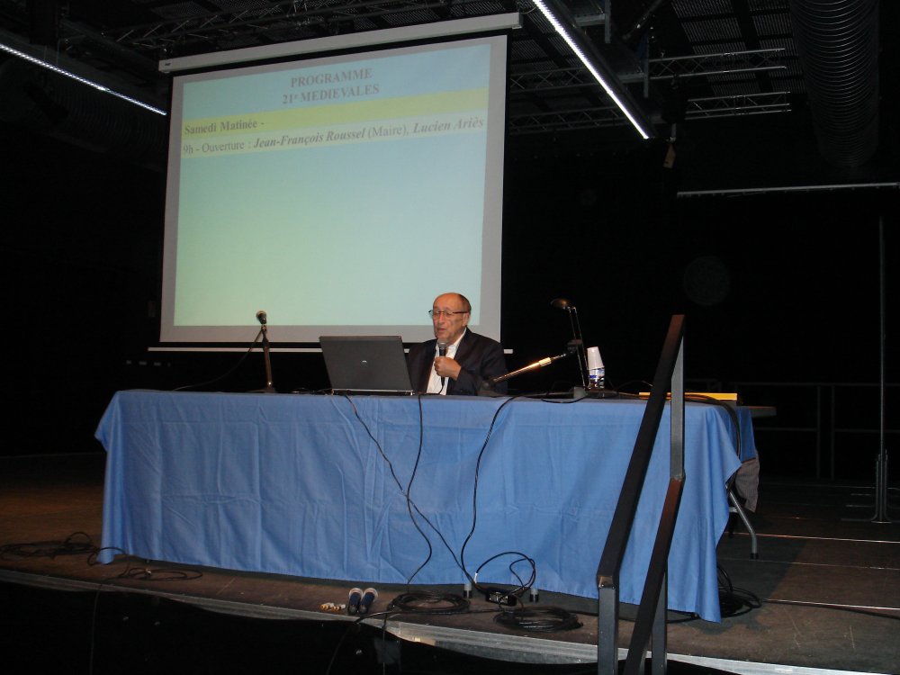 M. Aris, Prsident de l'ARBRE, ouvre le colloque d'histoir