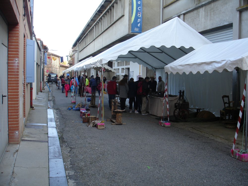 Dimanche. Rue Porte Engraille - La foire mdivale.