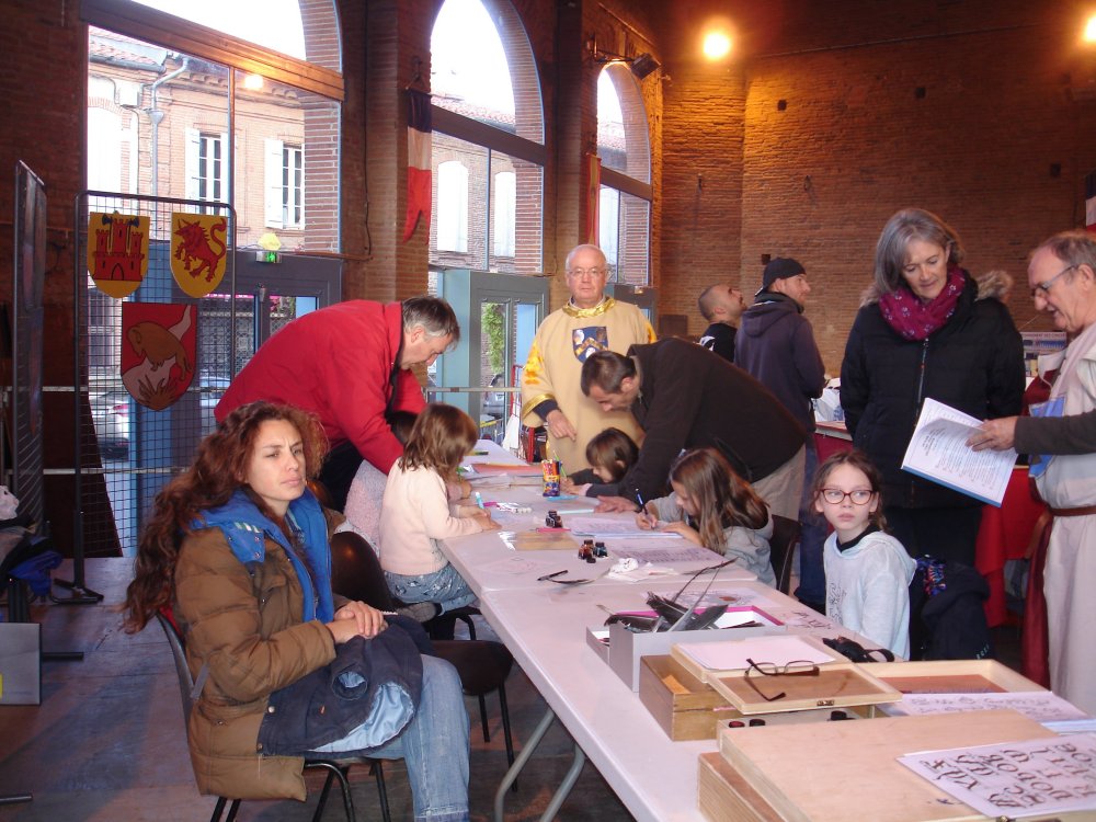 Dimanche. Sous la Halle - La foire mdivale.