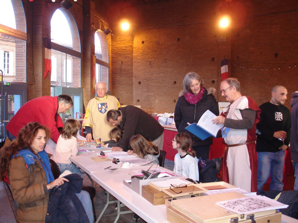 Dimanche. Sous la Halle - La foire mdivale.