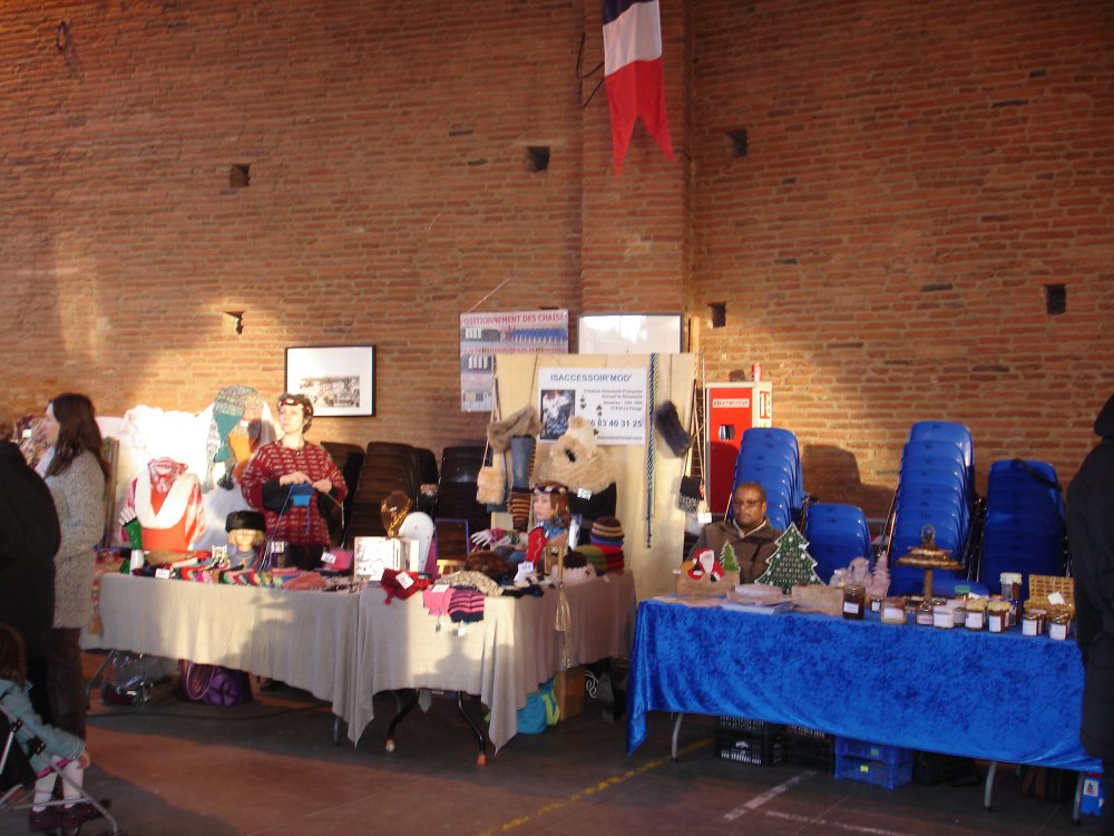 Dimanche. Sous la Halle - La foire mdivale.