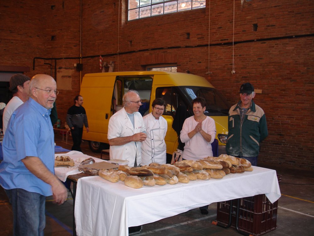 Dimanche. Sous la Halle - La foire mdivale.