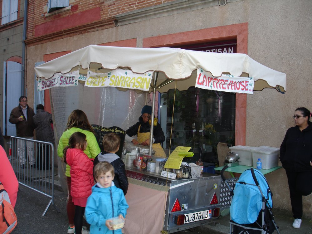Dimanche. Rue Porte Engraille - La foire mdivale.